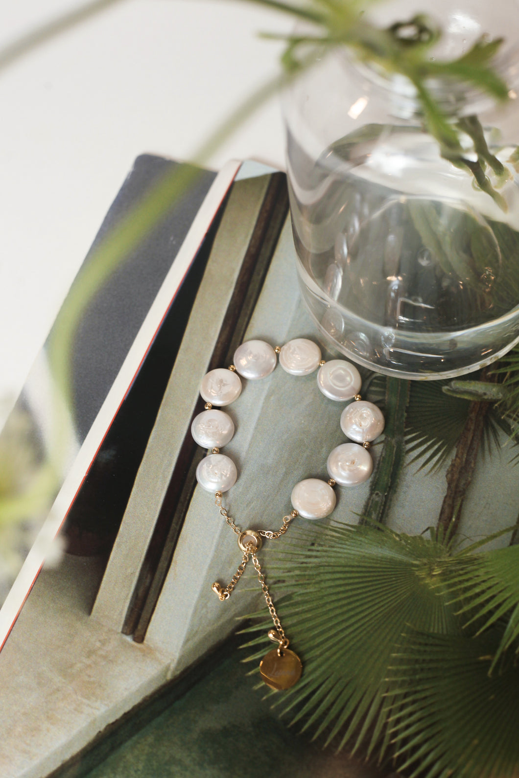 A pearl bracelet on a shell on a table photo – Accesories Image on Unsplash